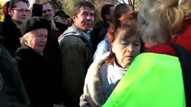Дорвалась! На торжественном митинге петербурженка, миновав охрану, ринулась к губернатору.