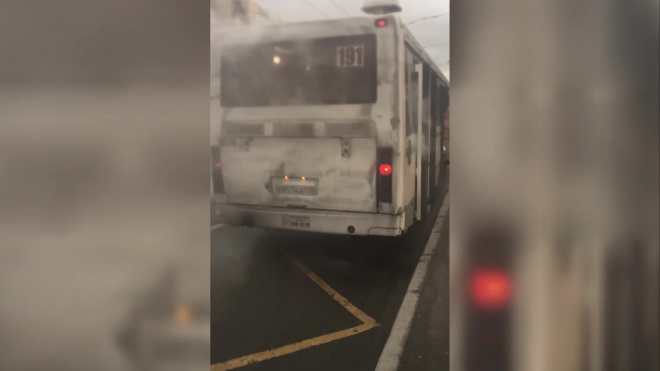 Видео: на проспекте Большевиков задымился автобус 