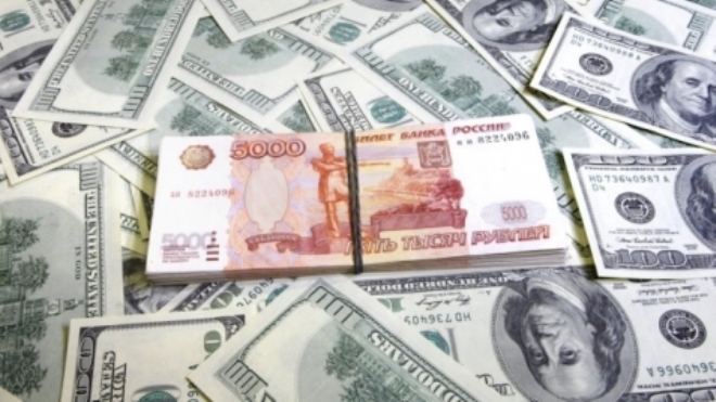 Курс доллара снова вырос, а вот евро упал. МВФ считает, что меры поддержки рубля начали работать
