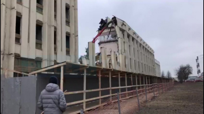 Видео: в Петербурге сносят предприятие "Буревестник" 