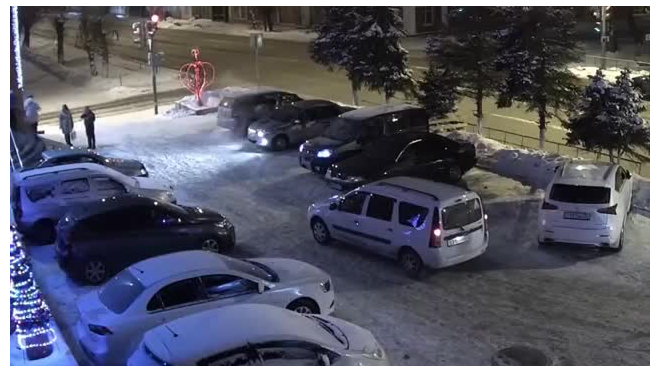 Омск: Полиция занялась проверкой видео с массовой дракой у ресторана "Клуб деловых людей"