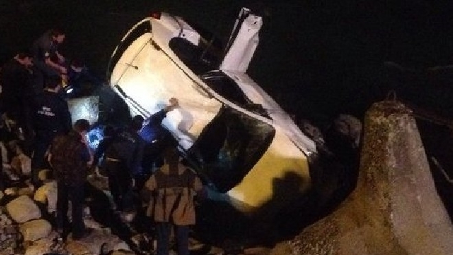 Авто с россиянами упало с обрыва в Абхазии. 4-летняя пассажирка пропала без вести