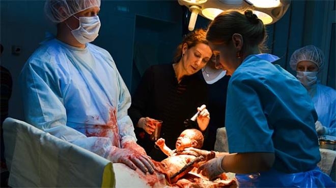 "Тест на беременность": на съемках 1 серии опытные врачи помогали актерам резать пациентов