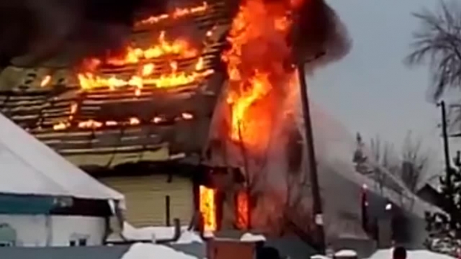 Видео: горит частный дом в Новосибирске