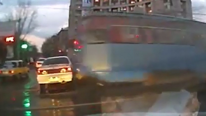 В Новосибирске трамвай № 13 протаранил 6 автомобилей