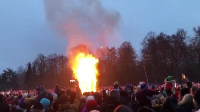 Женщина пожаловалась на прожженную куртку после проводов Масленицы в ЦПКиО имени Кирова