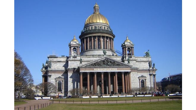 Трехтысячный хор выступил на ступенях Исаакиевского собора в Петербурге