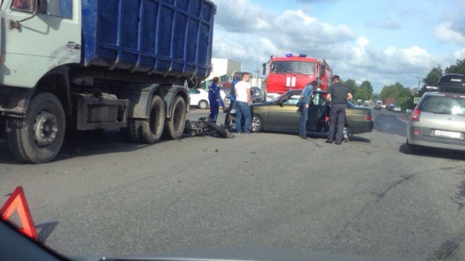 На Пушкинском шоссе "КамАЗ" и легковушка раздавили мотоциклистку