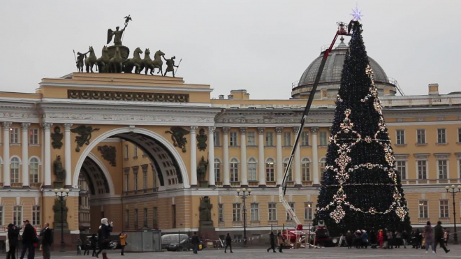 Новогодний Петербург будут украшать 17 искусственных елей