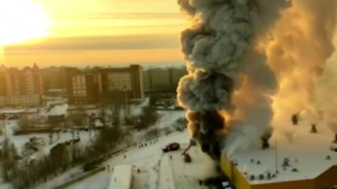 В Томске загорелся торговый центр