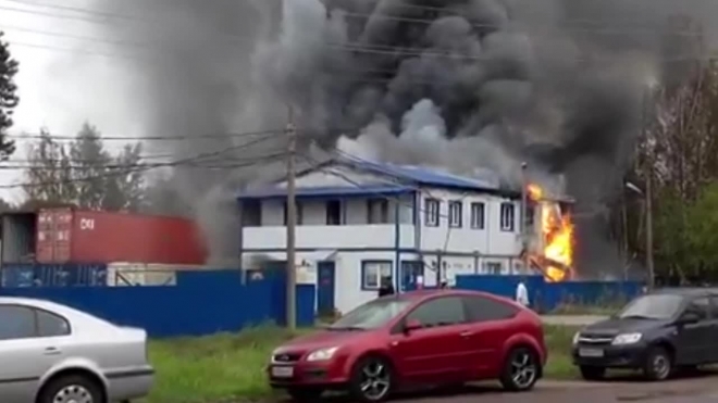 Появилось видео сильного пожара на заводе в Ольгино