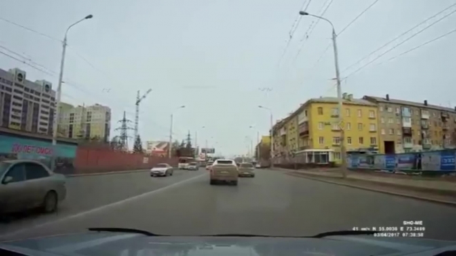 Возмутительное поведение автоледи в Омске попало на видео