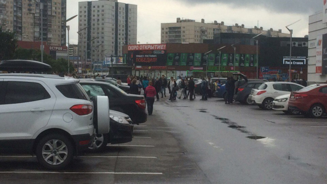ТЦ Петербурга начали открывать после массовой эвакуации 
