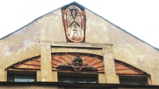 "Казаки Петербурга" признались в уничтожении барельефа Мефистофеля на историческом здании