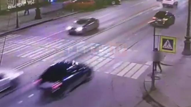 На пешеходном переходе Невского проспекта таксист сбил человека