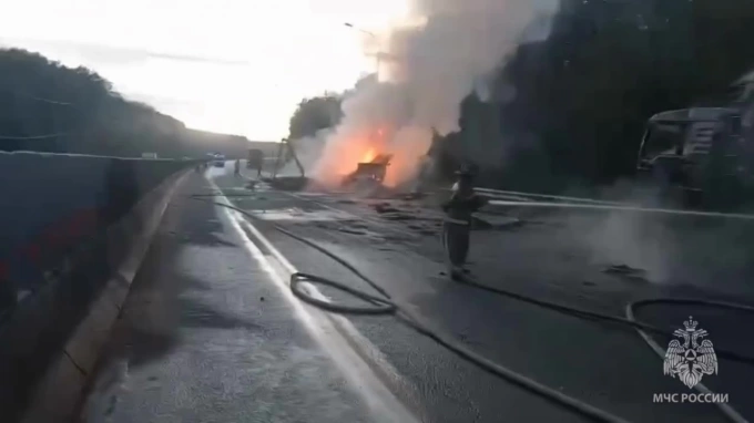 Загоревшиеся из-за столкновения в Тосненском районе грузовики потушены