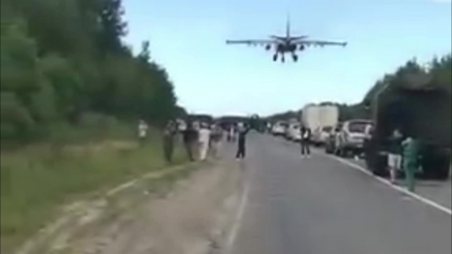 В Хабаровском крае военные самолеты сели на автомобильную трассу