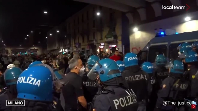 В Милане задержали пять человек после акции против COVID-сертификатов