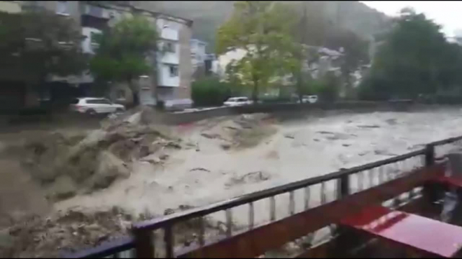 Видео из Туапсе: Бурные потоки воды смывают город