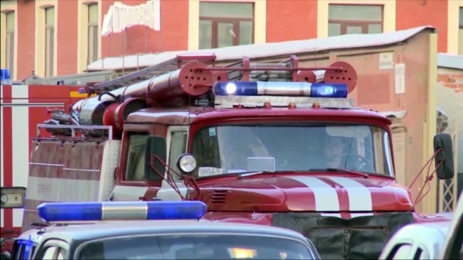 Ночью в Петербурге горел киоск, пострадал 29-летний мужчина