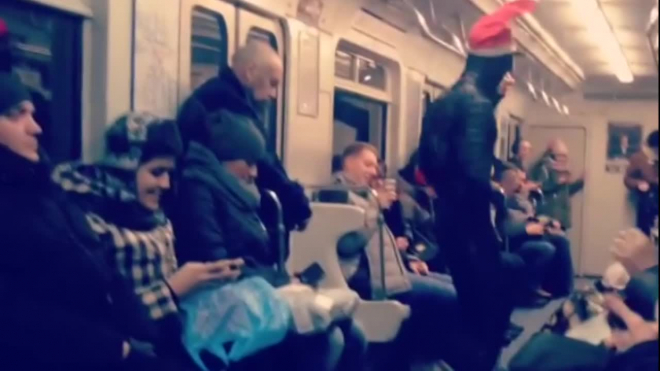 Человек-паук в новогодней шапке удивил петербуржцев в метро 