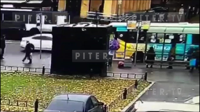 Видео: иномарка влетела в маршрутку на скорости на проспекте Стачек