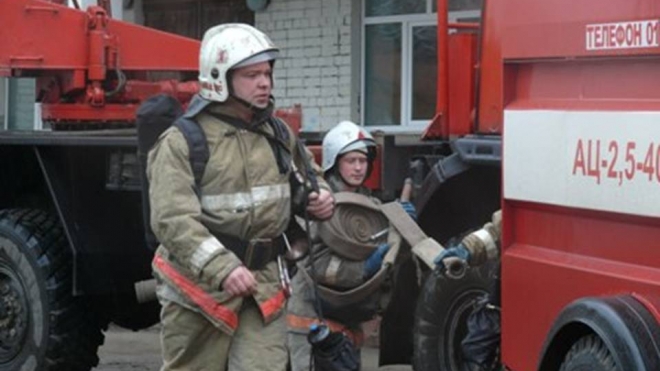 Пожар в гаражах тушили в Москве три часа при помощи пожарного вертолета, 22 машин и 87 спасателей