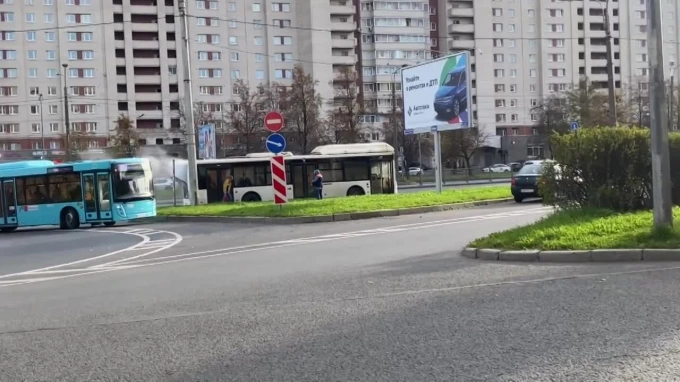 На улице Типанова полыхал лазурный автобус