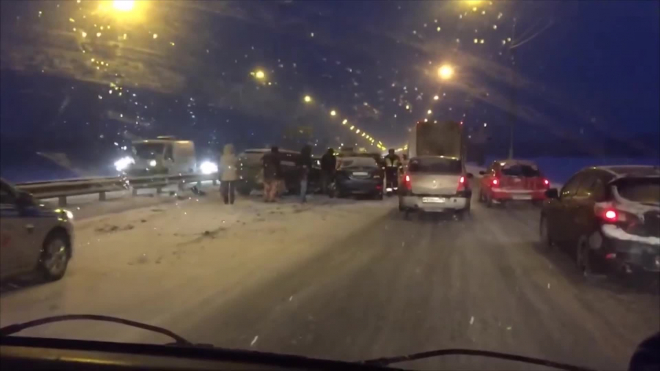 В сети появилось видео массового ДТП на Мурманском шоссе