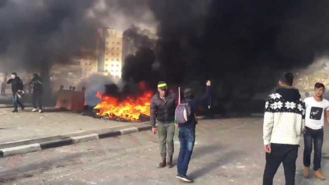 Видео: в палестинском городе начались столкновения молодежи и израильских военных