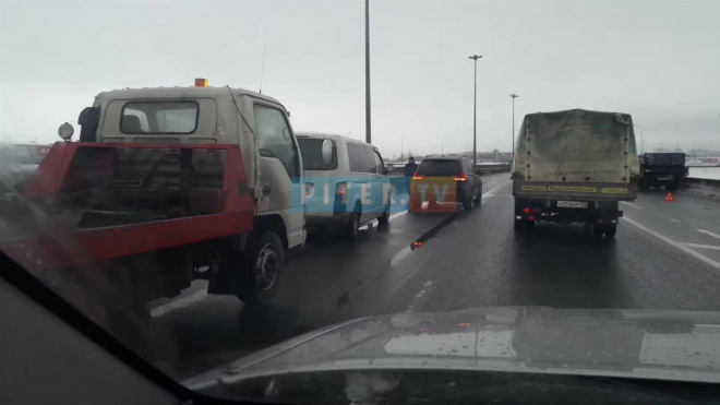 Видео: на КАД столкнулись три автомобиля 