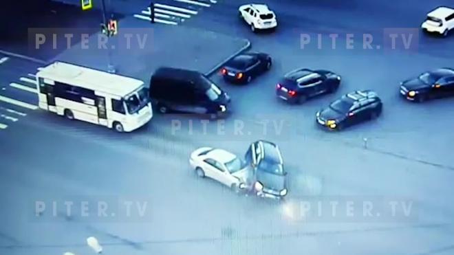Видео: на перекрестке Светлановского проспекта и Учительской улицы столкнулись две иномарки