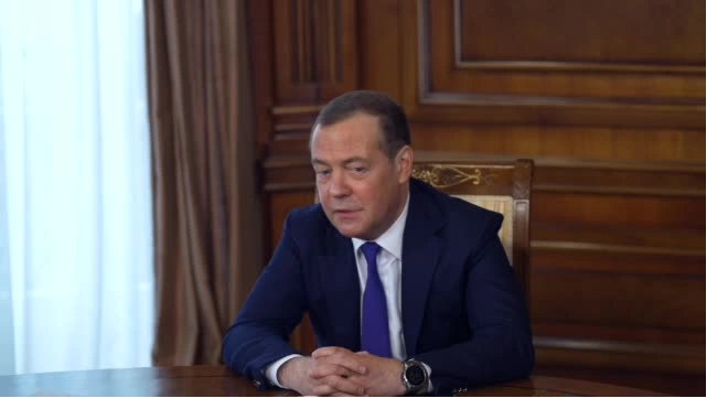Медведев призвал скачивать у пиратов западные фильмы и музыку, "отключенные" для России