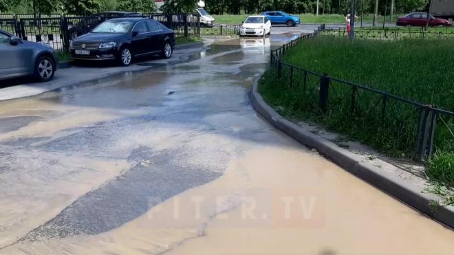 Видео: двор на улице Коммуны оказался в воде после прорыва трубы