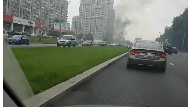В Москве очевидцы засняли на видео сильный автомобильный пожар
