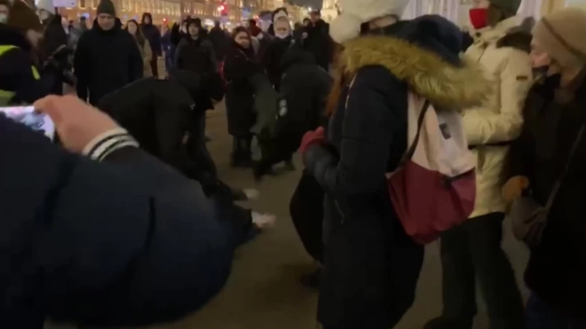 Участника протестной акции в Петербурге, распылившего газ в лицо полицейскому, задержали