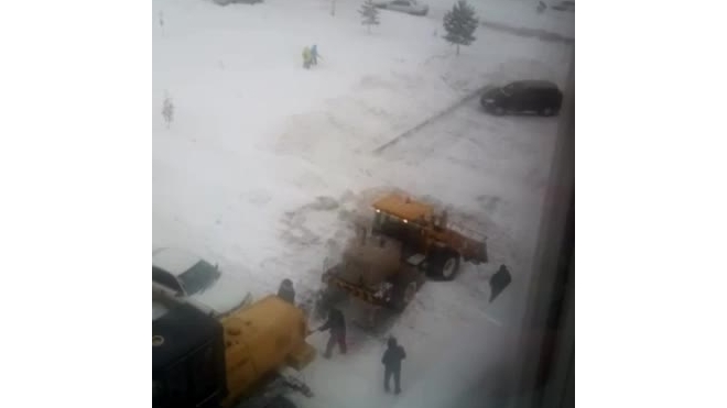 Новосибирскому малышу - трактору пришел на выручку "старший брат"(видео)