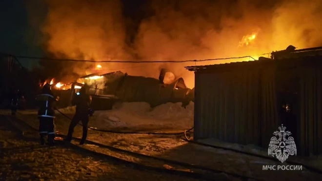 В Екатеринбурге вспыхнул пожар в ангаре по производству полиэтилена