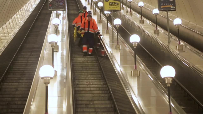 Видео: спасатели на "Международной" достали "человека" зажатого между платформой и поездом