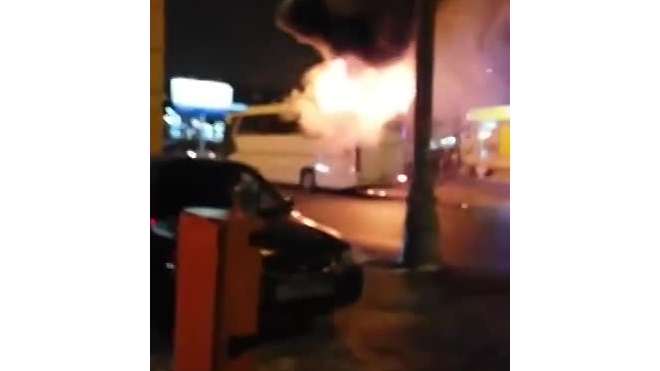 Появилось видео с горящим автобусом на юге Москвы