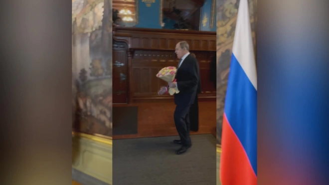 Лавров встретил главу МИД КНДР с цветами