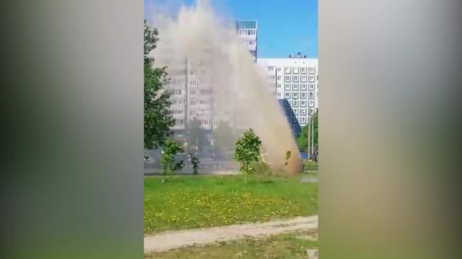На Стародеревенской улице забил фонтан с водой