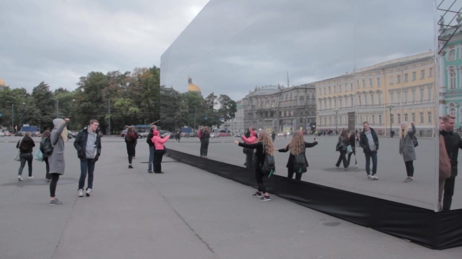 Зеркальный куб на Дворцовой ждет судьба чемодана Louis Vuitton на Красной площади