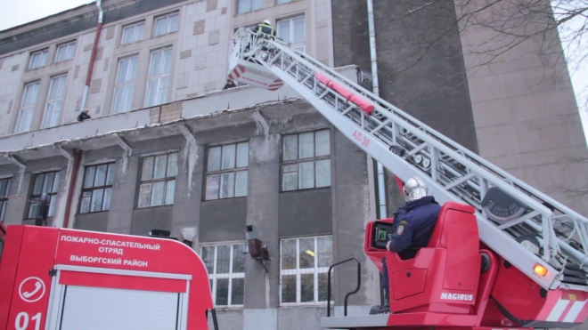 Учения МЧС: в Лесотехническом университете "взорвалась" взрывчатка и "загорелся" актовый зал