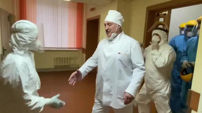 Лукашенко пришел в "красную зону" коронавирусной больницы