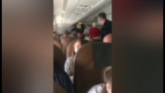 Видео из салона самолета: Пассажир умер после дебоша на борту 