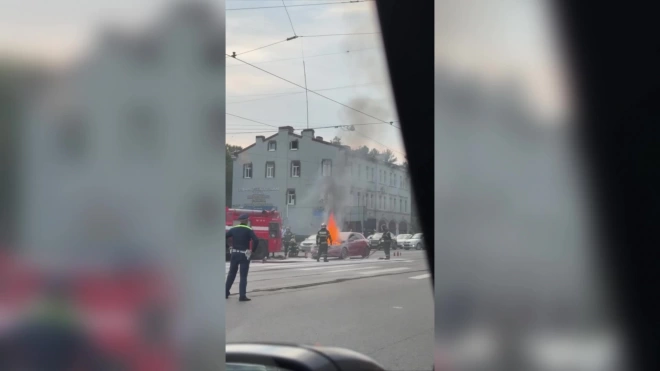 На Светлановской площади горел автомобиль Mercedes