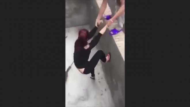 Видео: девушка борется с бешеной крысой в яме 