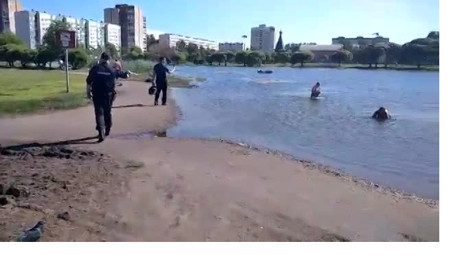 Полицейские выводили жителей Калининского района из водоемов