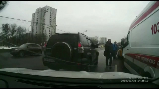 Появилось видео избиения таксиста, который подрезал скорую помощь в Москве